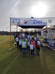 Alle Kinder und Jugendlichen Läufer, sowie die drei Übungsleiter